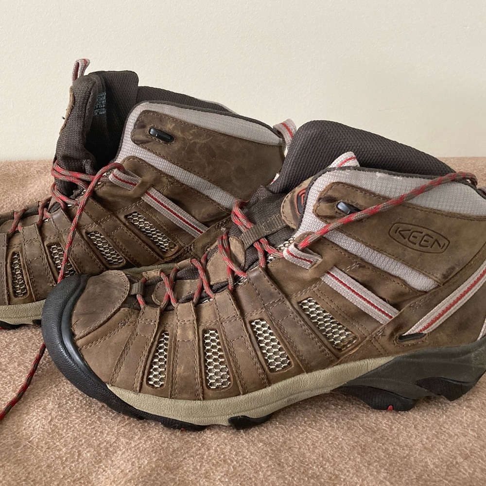 Mens Keen hiking boots.  Size: 11.5.  Color: brown w/gray & red.  Slight used.
